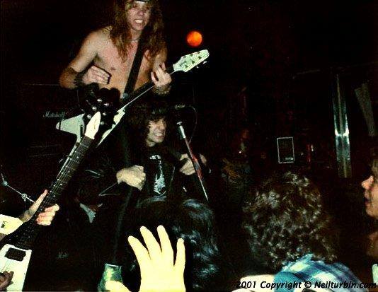 Neil Turbin carregando James Hetfield durante a tour do Fistful Of Metal, em um show em NY, 1983. Foto do acervo pessoal de Neil Turbin