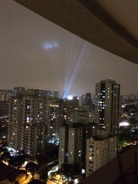 Noite que antecedeu o show, com testes de iluminação do estádio (crédito: Caio)