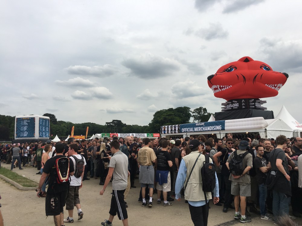 Visão parcial da fila do Cashless inclusive conflitando com a loja de merchan oficial