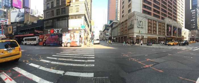 Lado esquerdo: fundos do teatro na 7th Ave. Lado direito: o hotel que fiquei