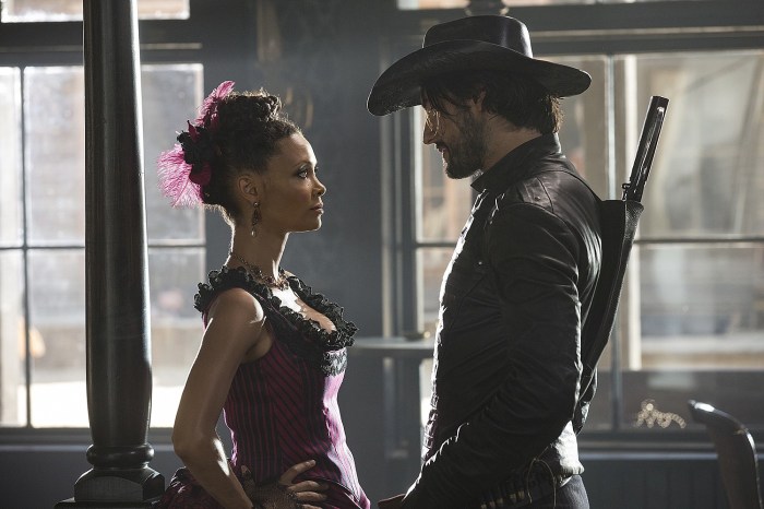 Rodrigo Santoro (dir) e Thandie Newton fazem parte do elenco de Westworld, nova série da HBO.