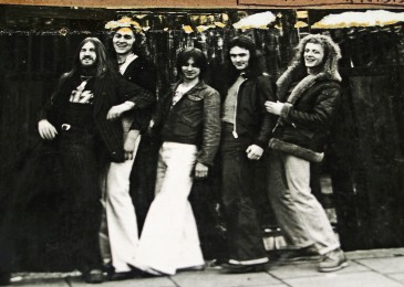 1977 - Iron Maiden com Tecladista_2 - Tony Moore, Willcok, Harris, Barry Graham e Terry Wapram_2.jpg